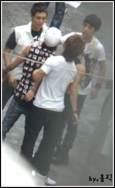   <b>탑</b> <b>때문에</b> 우는 권지용, <b>'엄마한테</b> <b>이른다?'
</b>357